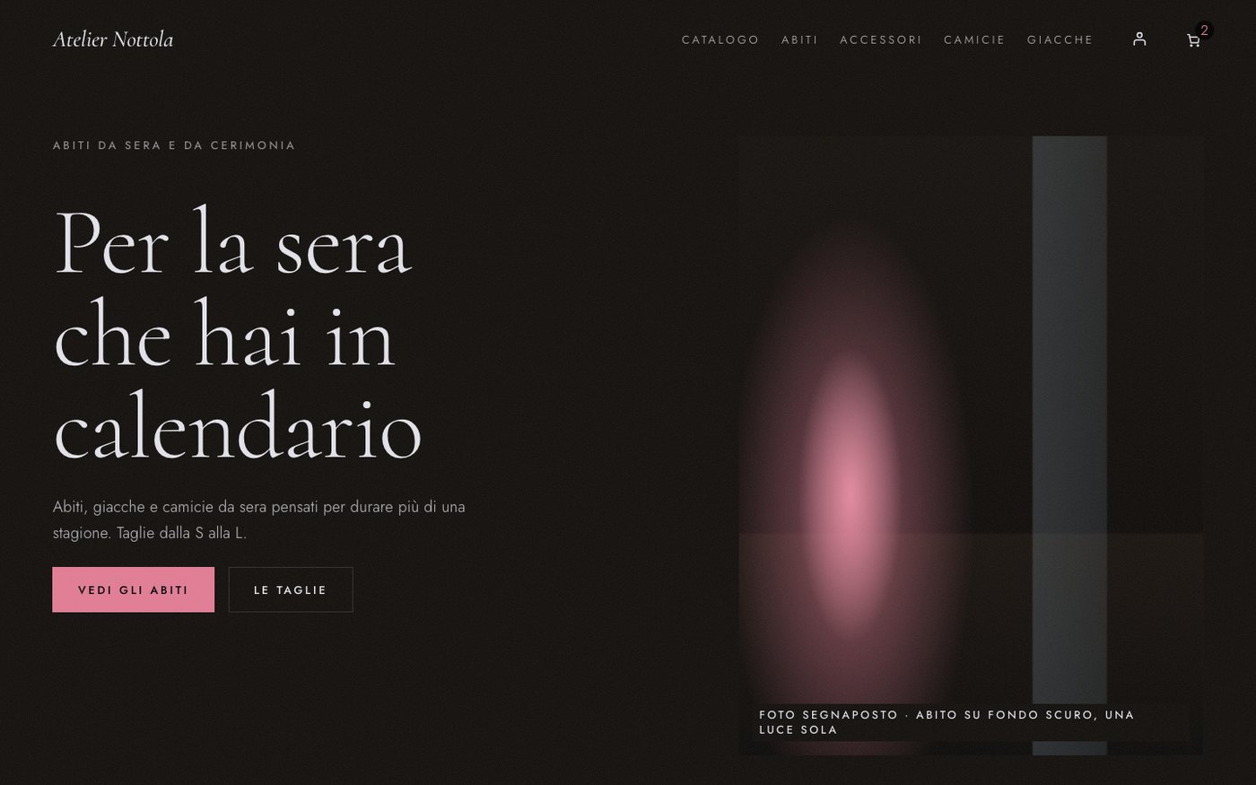 Demo di Tema WooCommerce: la home nera di Atelier Nottola, abiti da sera di prova, con un bottone rosa.